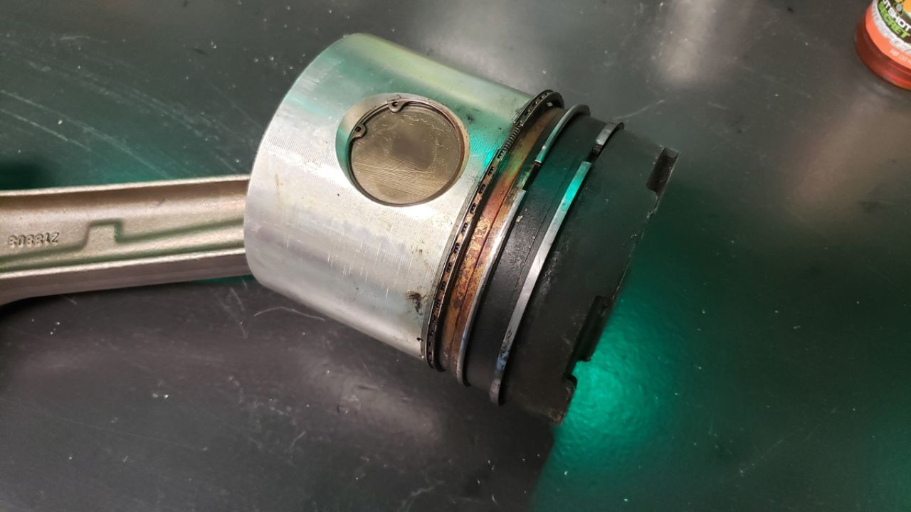 Bad Or Leaking Piston Rings In Car