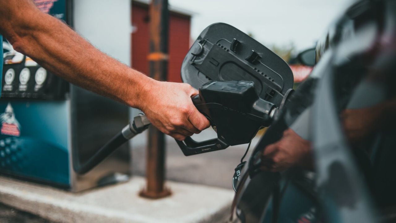Put Gas In A Running Car