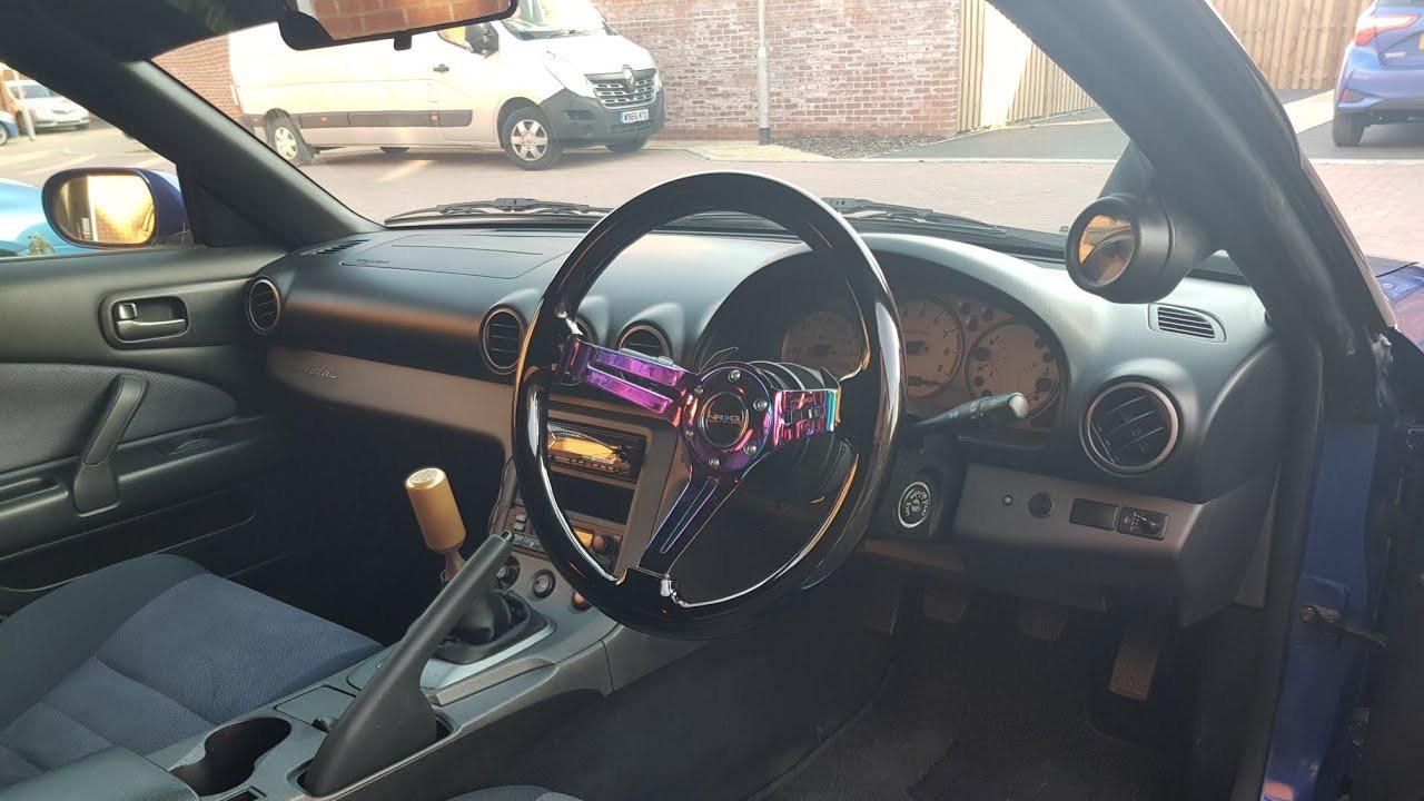 Quick-Release Steering Wheel In Car