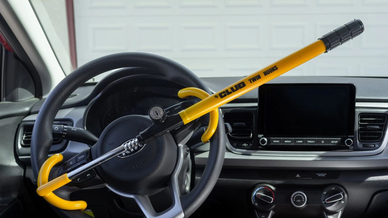 Steering Wheel Locks Prevent Car Theft